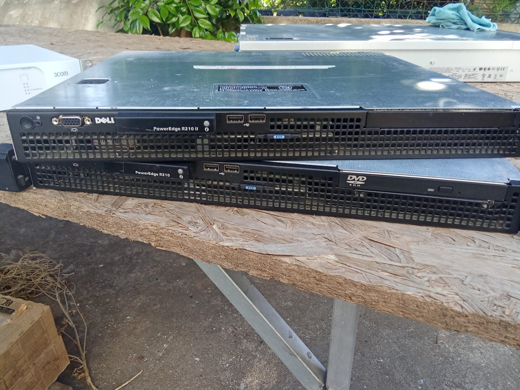Dell PowerEdge R210 Quad-Core X3430 | 8GB | 2x1TB HDD | 1 U Server + Dell PowerEdge R210 II 1U i3-2120 | 8GB | SSD 60GB
